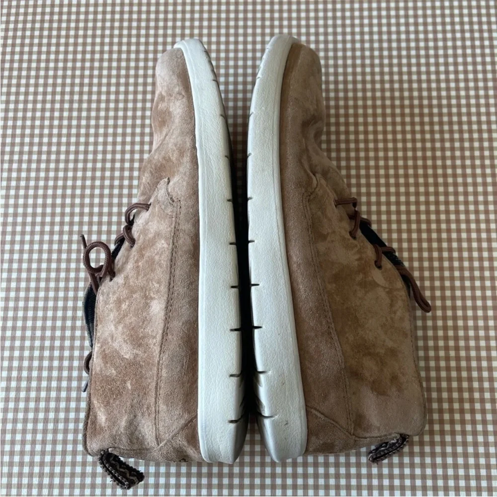 UGG men short booties.‎ Size 6